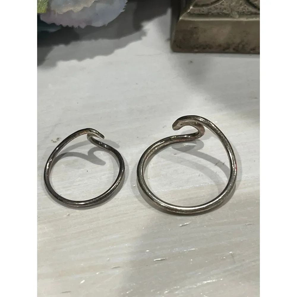 Silver toned wave ring lot of 2 size 8.25 & 4.5‎